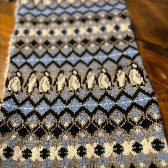 Vera Bradley Cozy Cowl Playful Penguins Intarsia Sherpa Lined Infinity Scarf - Picture 5 of 10